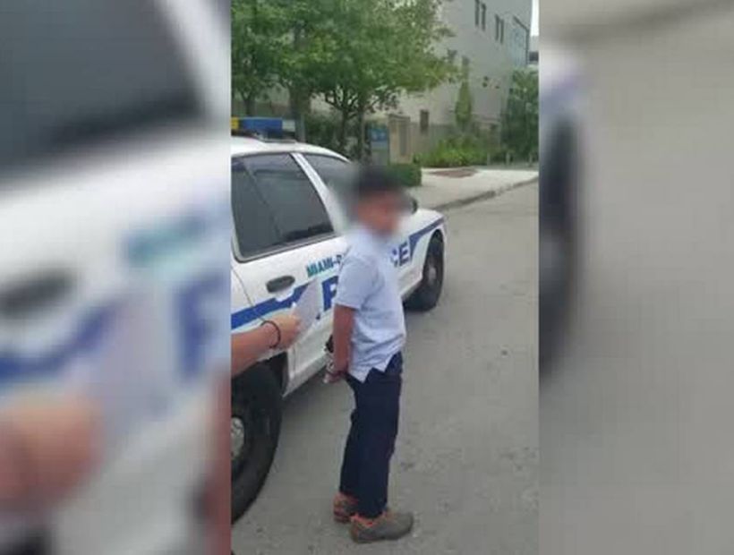 Niño de siete años fue esposado y detenido tras atacar a una profesora en Miami