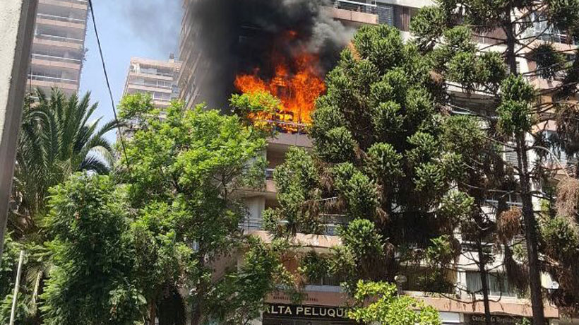 [VIDEO] Bomberos trabaja en el control de incendio en edificio en Las Condes
