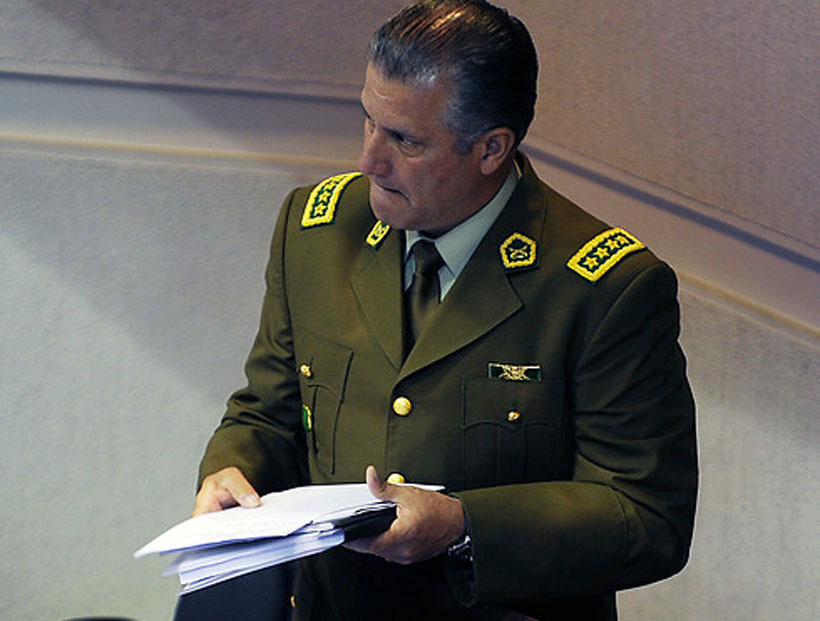 General Villalobos regresa hoy a Chile y declararía mañana por supuesta manipulación de evidencias