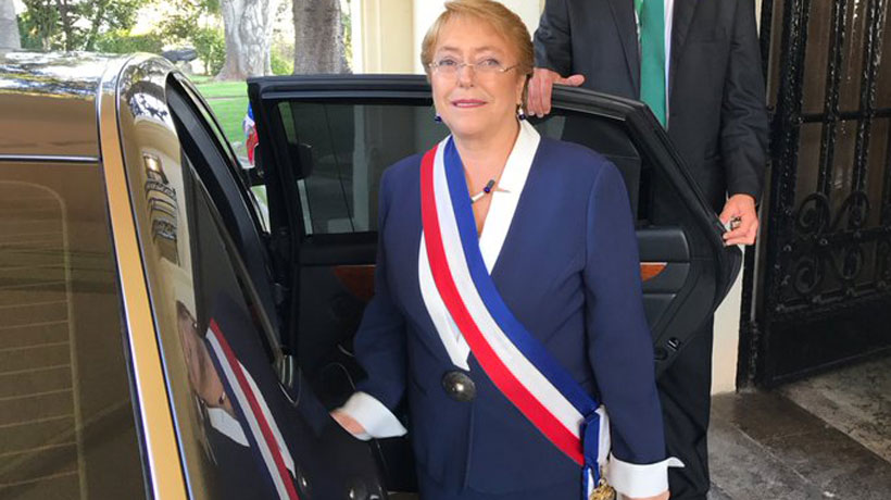 Bachelet agradeció compromiso de generadoras de no construir más plantas a carbón