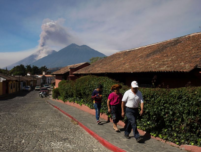 Evacuaron a 280 personas por erupción de volcán en Guatemala