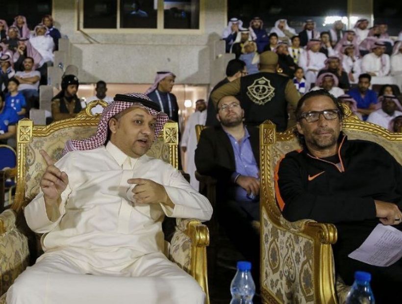 Pizzi fue visto observando fútbol en un sillón de oro en Arabia Saudita