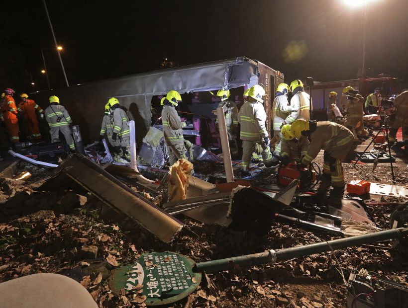 Hong Kong: al menos 19 muertos y 60 heridos dejó el volcamiento de un bus