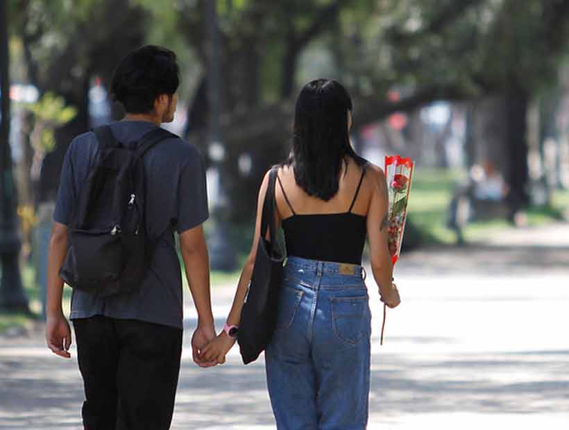 Los chilenos que están en pareja son más felices que los solteros, según Adimark