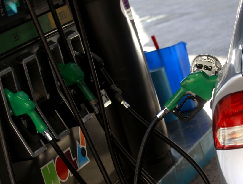 Precios de las bencinas: todas bajarán este jueves