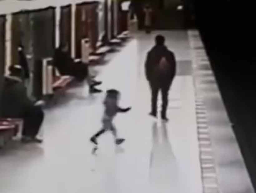 Niño de dos años cayó a las vías del metro en Milán