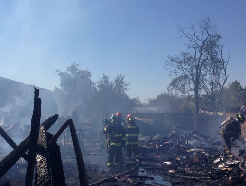 Un incendio en La Granja dejó una mueblería destruida y dos casas afectadas