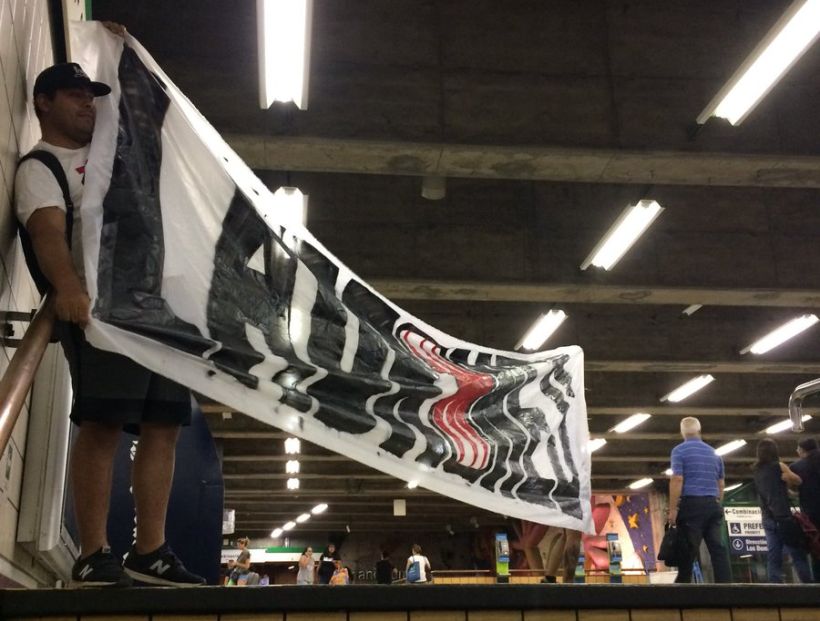 Cerraron acceso del Metro Baquedano por protesta contra el alza del Transantiago