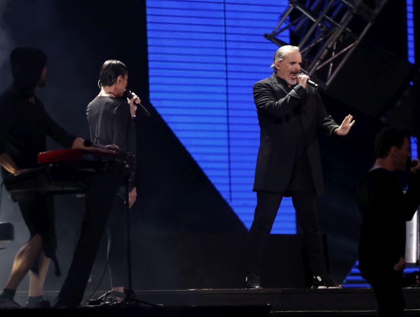 Cuestionan uso de playback de Miguel Bosé durante su presentación en Viña del Mar