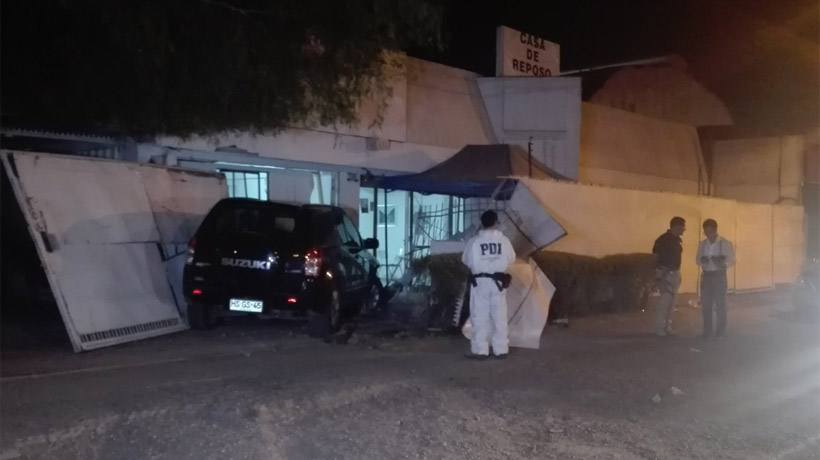 Auto de la PDI chocó contra un hogar de ancianos en La Granja