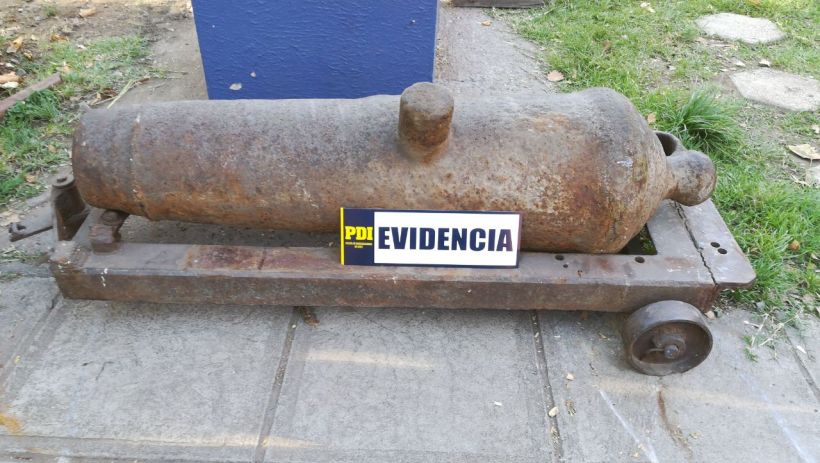 Requisaron cañón naval de más de 200 años en centro comercial de Santiago Centro