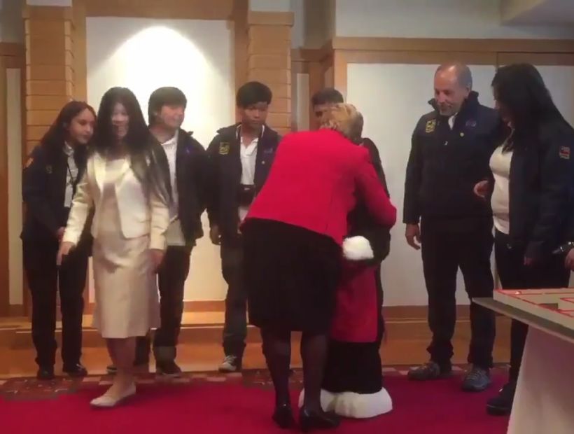 [VIDEO] Bachelet recibió el abrazo de un gato-robot durante su visita a Japón