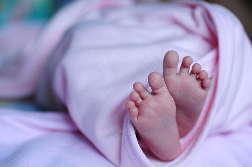 Ocho recién nacidos más consumieron la fórmula perenteral: están en buenas condiciones y bajo evaluación