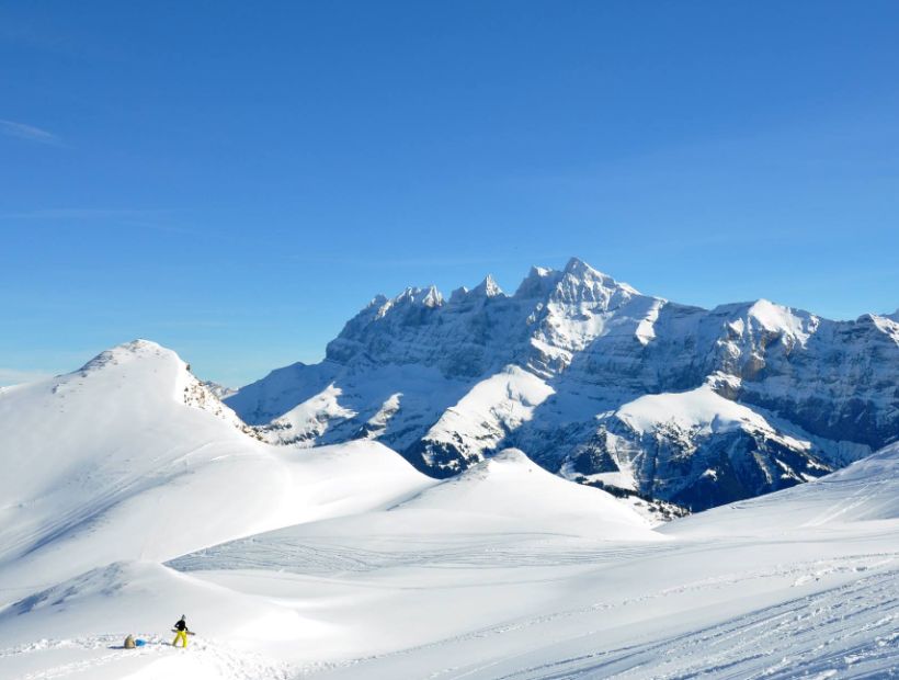 Dos hermanos de 10 y 13 años cayeron por un acantilado en Los Alpes