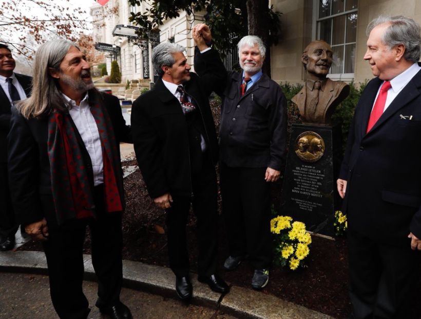 En la embajada de Chile en Washington se inaiguró escultura en homenaje a Orlando Letelier