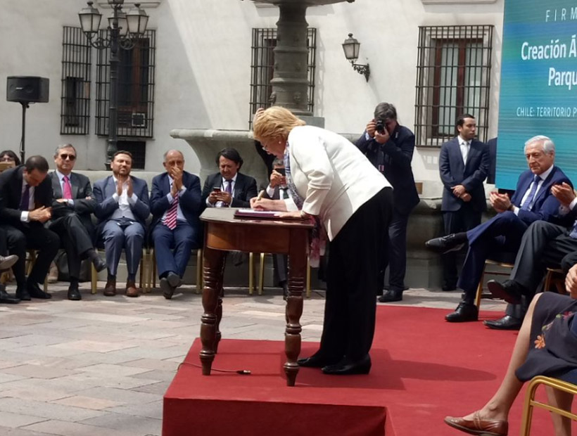 Presidenta firmó decretos que crean áreas marinas protegidas y el Parque Nacional Pumalín