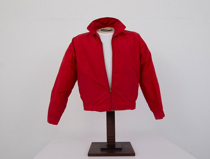 Subastan chaqueta roja que James Dean vestía en la película 