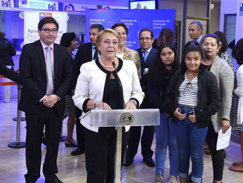[VIDEO] Bachelet bromeó con el 