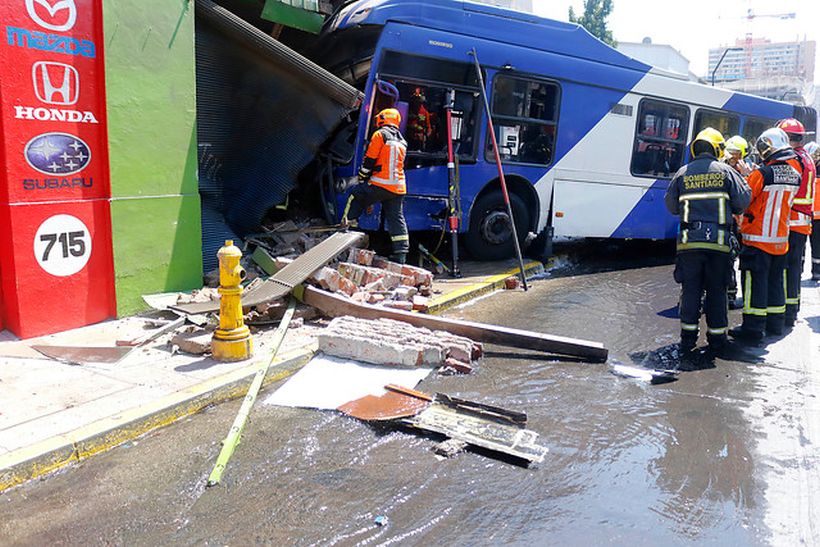 Bus del Transantiago impactó con un local tras ser chocado: 13 heridos