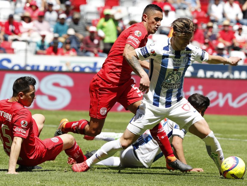 Duelo de chilenos en México: Toluca con González derrotó al Pachuca de Sagal por 2-1