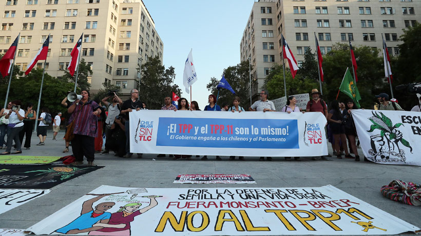 Protestan frente a la Moneda en contra de la firma del TPP