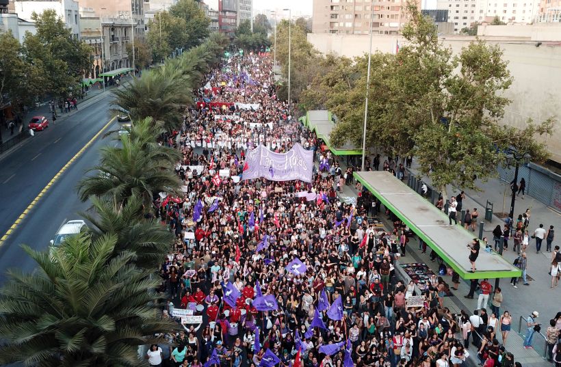 Miles de personas marchan en Santiago por el Día Internacional de la Mujer