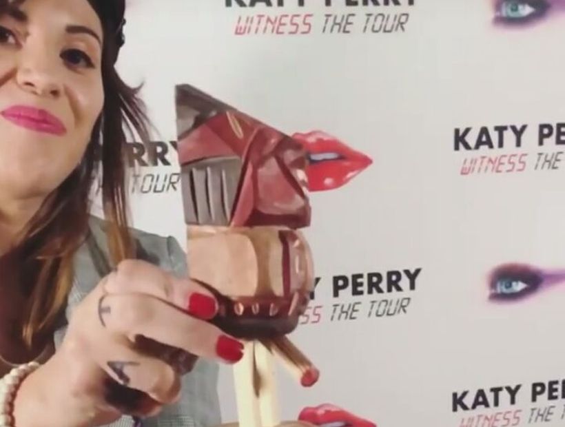 Katy Perry se molestó con fan chilena que le regaló un "índio pícaro"