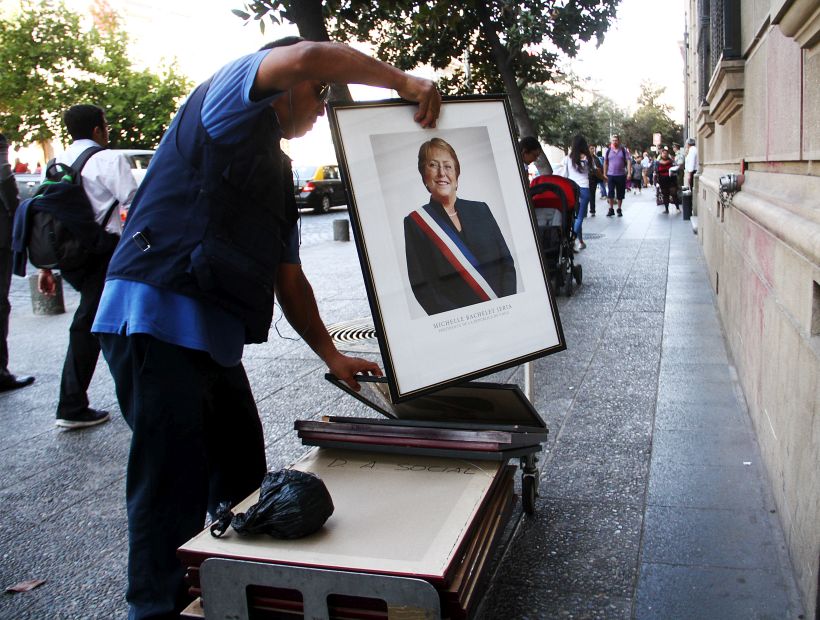 [FOTOS] Retrato de la Presidenta Bachelet fue retirado de los edificios públicos y gubernamentales de Santiago