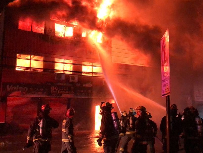 Incendio destruyó cinco locales comerciales en centro de Rancagua