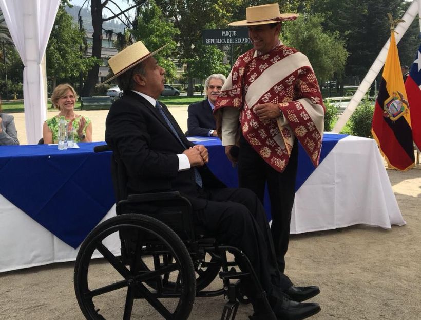 Alcalde de Santa Cruz le regaló manta huasa y una chupalla hecha a la medida al presidente de Ecuador