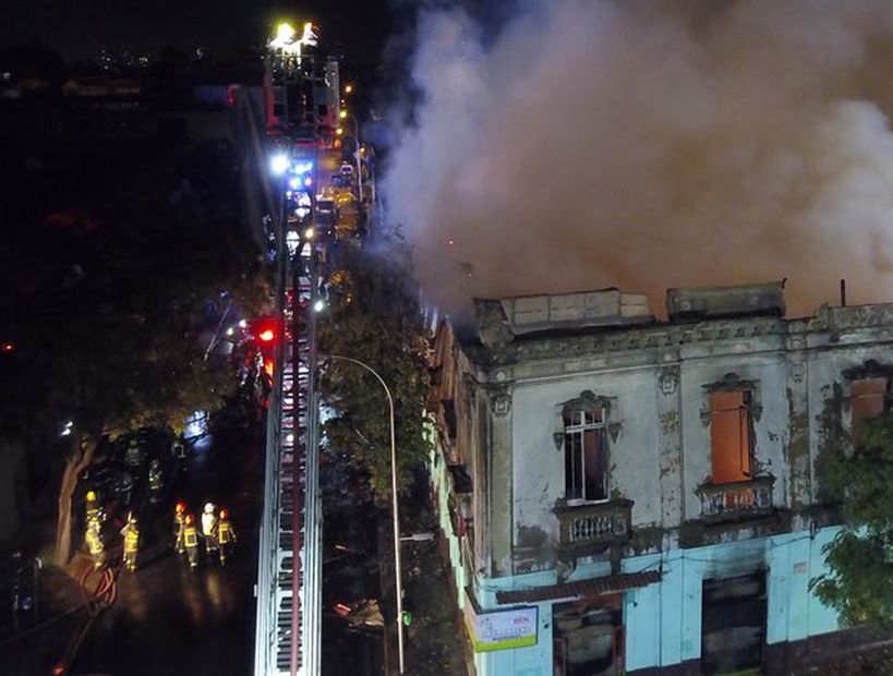 Incendio consumó una casona en Santiago Centro