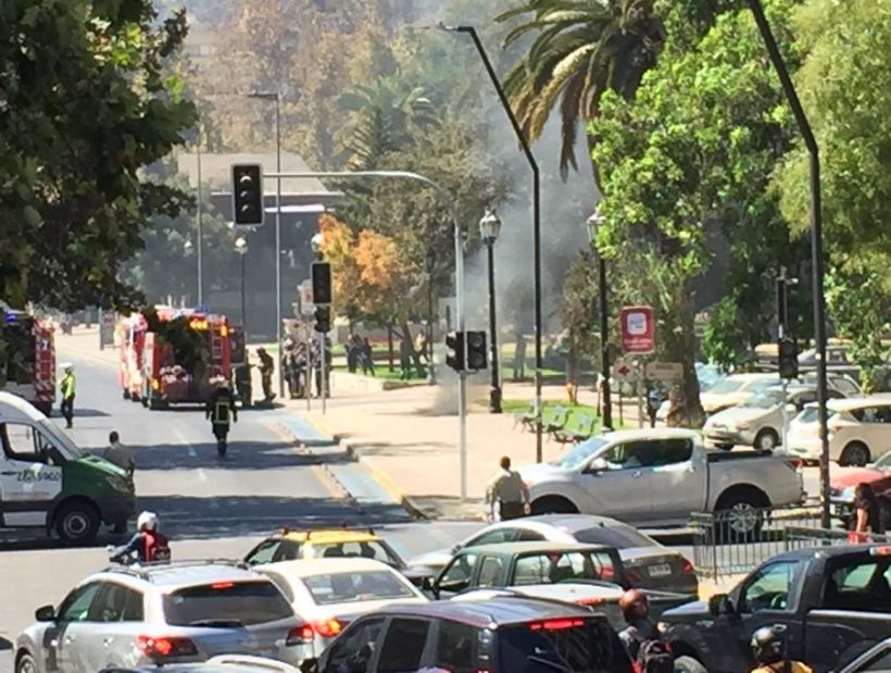 Bomberos combate incendio subterráneo en frente al Museo de Bellas Artes