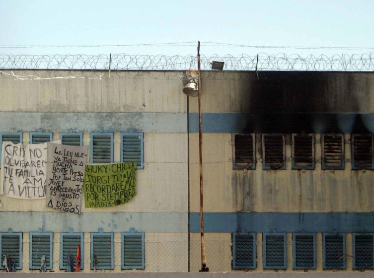 Reos muertos en incendio de cárcel de San Miguel podrían terminar en una fosa común