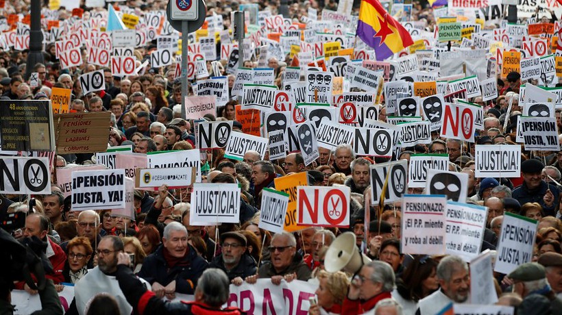 Pensionistas españoles desafían al frío y exigen en la calle pensiones dignas