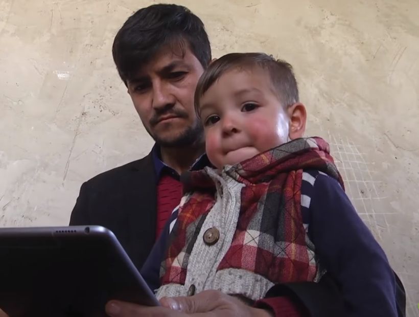 Bautizaron 'Donald Trump' a bebé afgano y ha sido una pesadilla para sus padres