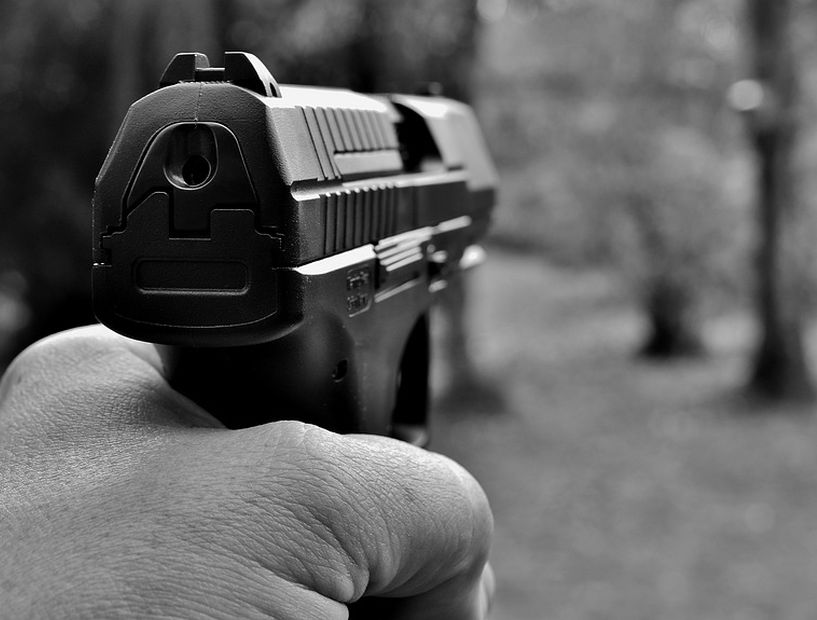 Policía disparó 20 veces contra afroamericano tras confundir su celular con un arma