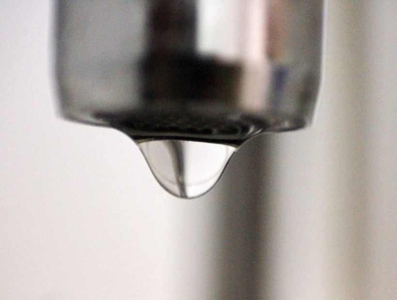 Fiscalía Oriente inició investigación por malos olores en agua potable en La Reina y Las Condes
