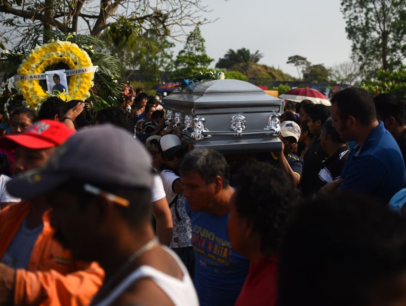 Aumenta a 15 el número de cuerpos hallados en camioneta en el oeste de México