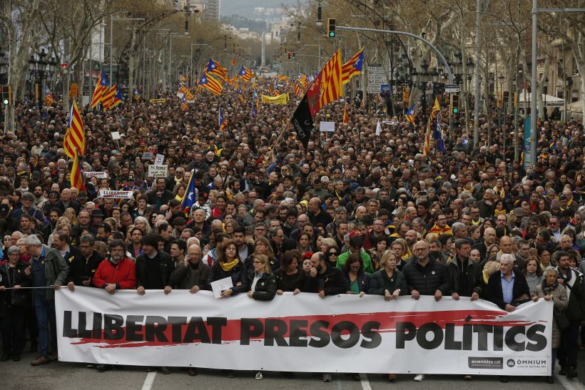Miles de personas marchan en Bruselas por la libertad de políticos independentistas catalanes