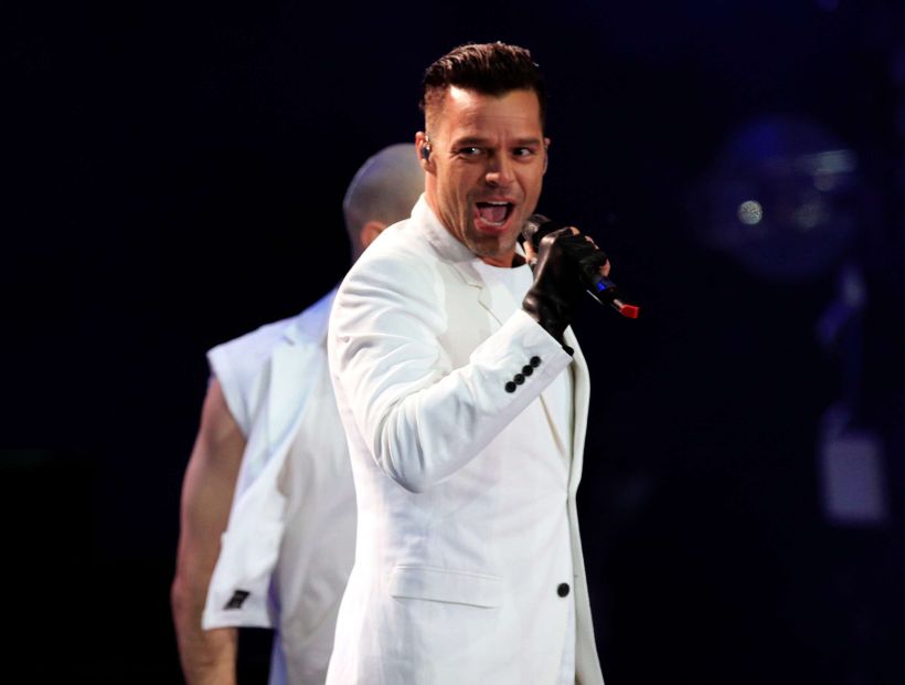 Ricky Martin se encuentra hospitalizado tras caída durante un show