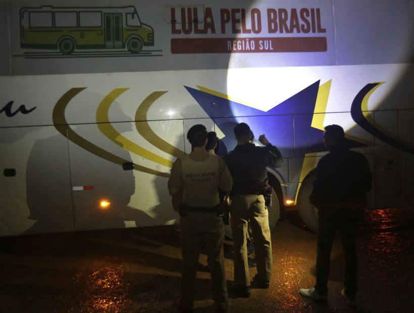 Balearon a caravana de campaña de Lula da Silva en Brasil