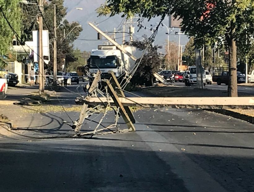 Otro accidente que corta la luz: Camión derriba cuatro postes del tendido eléctrico en La Florida