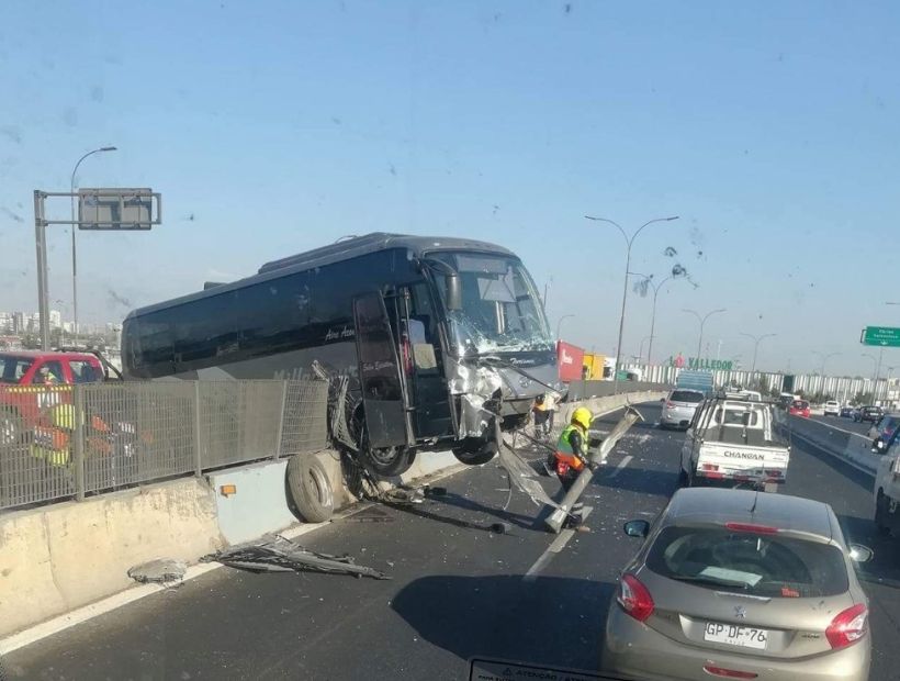 Bus quedó atravesado en calzada contraria tras un choque en General Velásquez