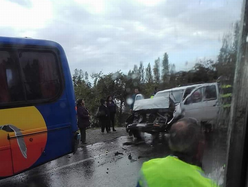 Dos lesionados deja choque entre una camioneta y un bus