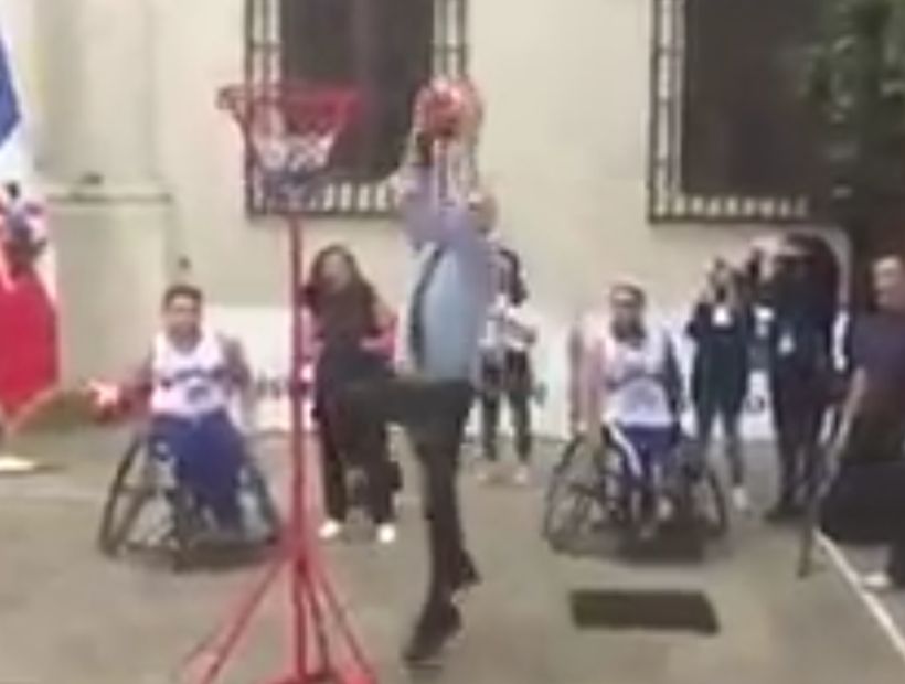 [VIDEO] El fallido intento de Piñera para encestar un balón se hizo viral