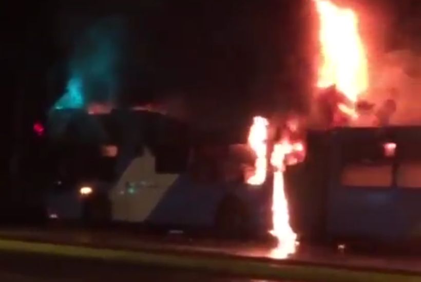 Encapuchados quemaron un bus del Transantiago en Ñuñoa
