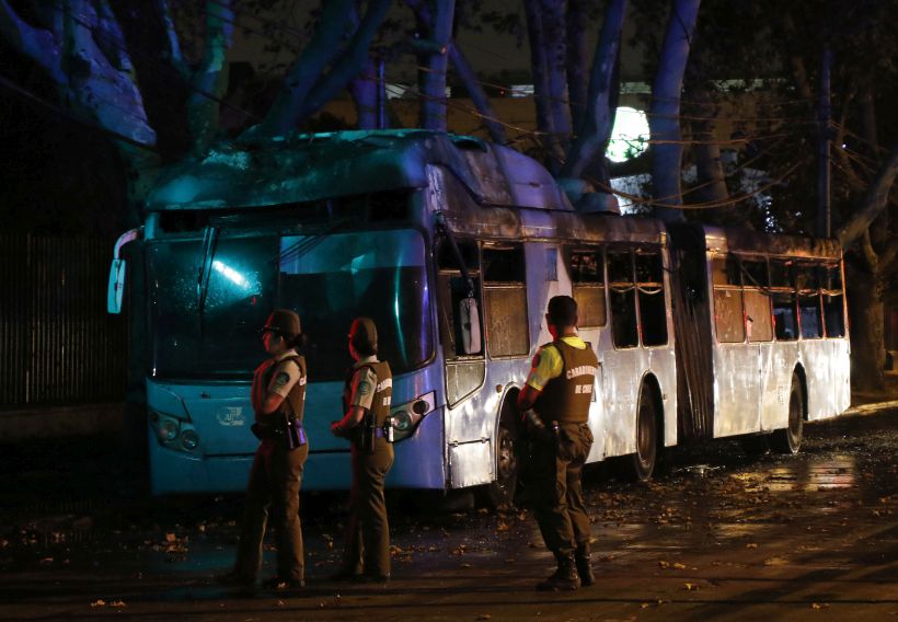 Intendencia metropolitana se querellará por quema de bus de Transantiago