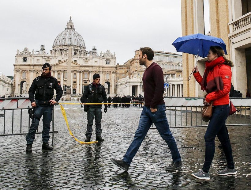 Vaticano arresta a sacerdote acusado por Canadá de tener pornografía infantil