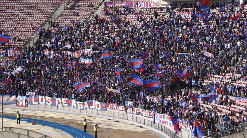 Hinchas de la U animaron banderazo en el Estadio Nacional