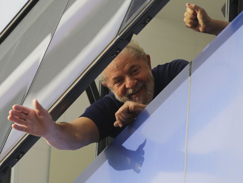 A pesar de estar encarcelado Lula encabeza encuestas presidenciales en Brasil